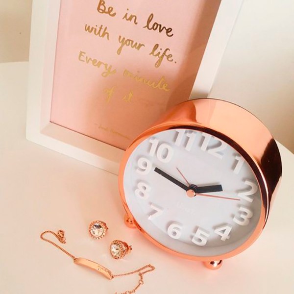 decoracao-rose-gold-relogio-abrir-janela