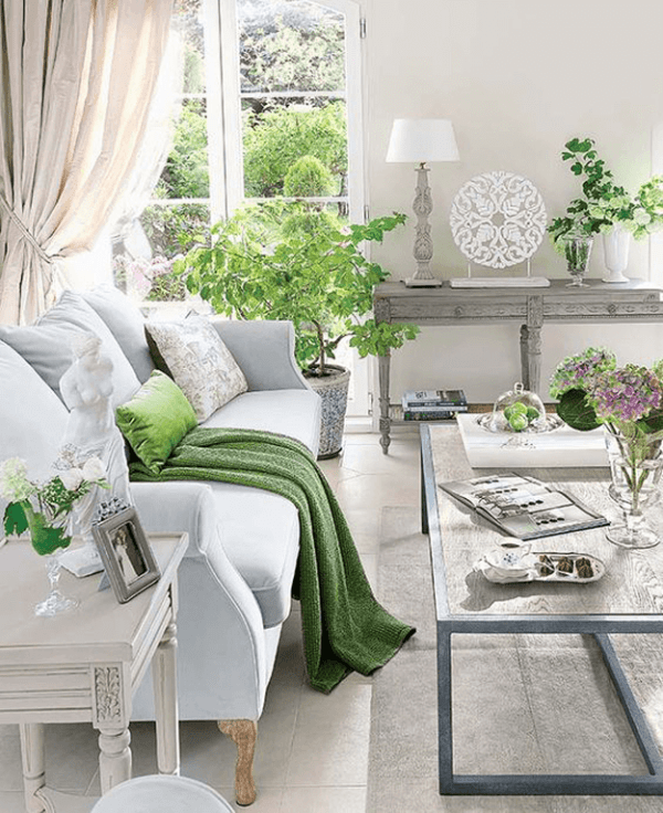 traditional-style-living-room-with-bright-green-accents-pantone-greenery